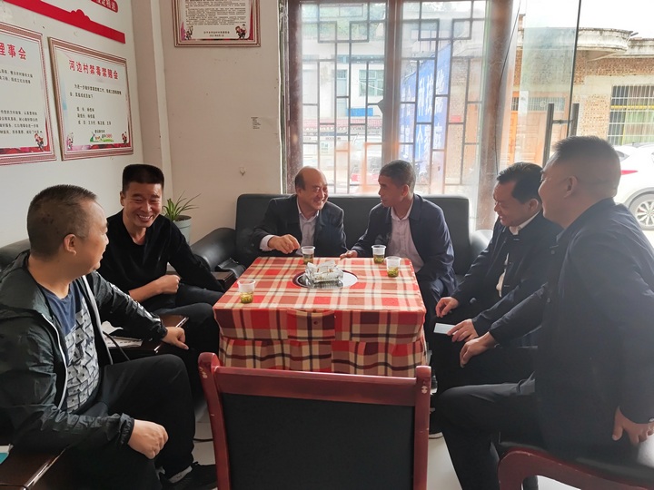 10月17日，镇宁自治县政协副主席席德平到沙子乡河边村开展基层协商。