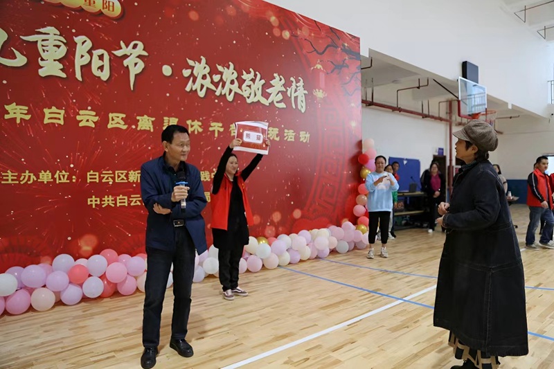 趣玩活动你来比划我来猜。