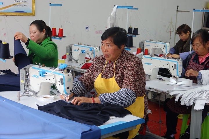 工人们正在缝纫衣服。杨锏摄