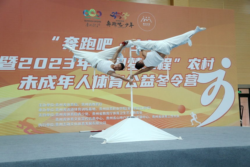 冬令營開場雜技表演。張宇攝