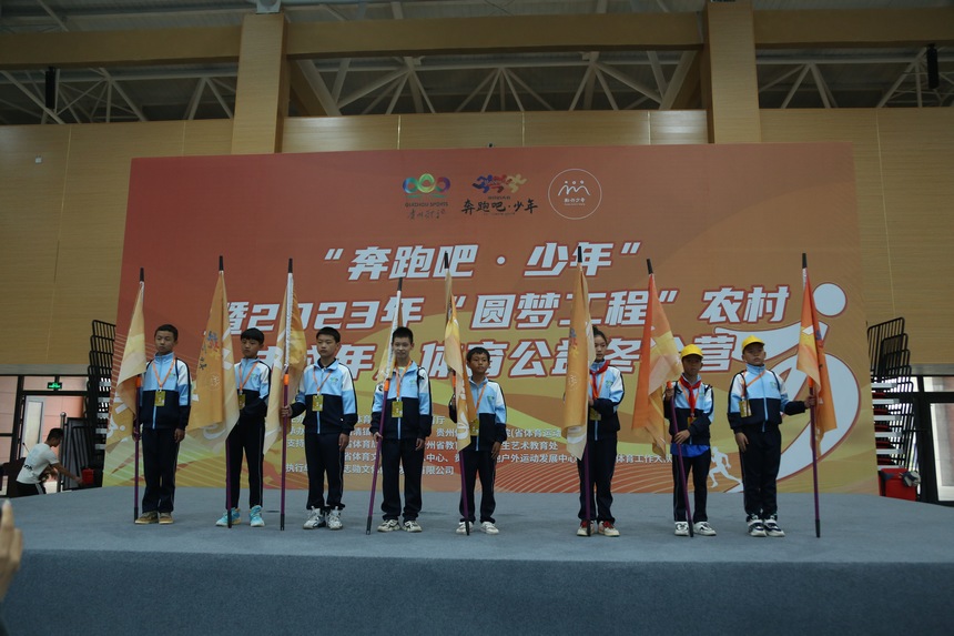 各个连队接取队旗。张宇摄