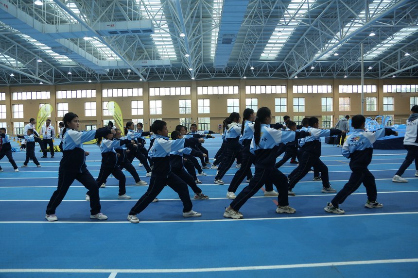 学生体验武术课。张宇摄