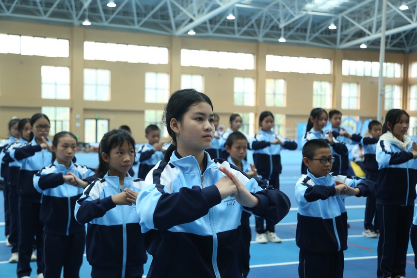 学习抱拳礼。张宇摄