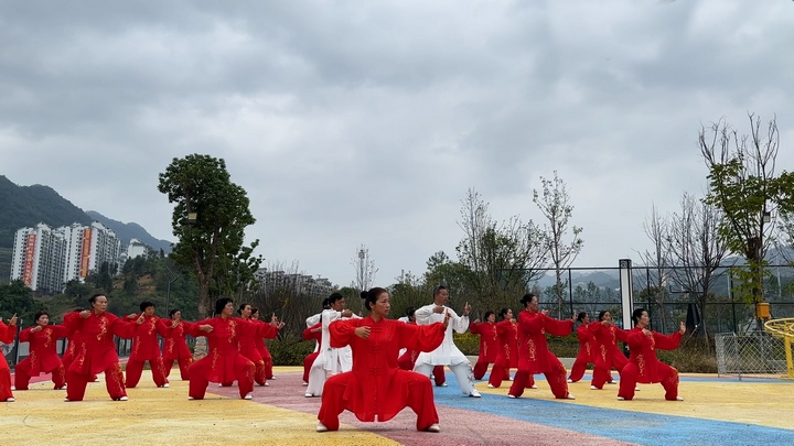 居民在滨河体育公园里晨练。