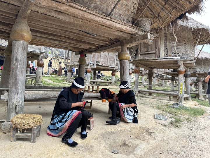 古寨村民在編織衣物。何宇澈攝