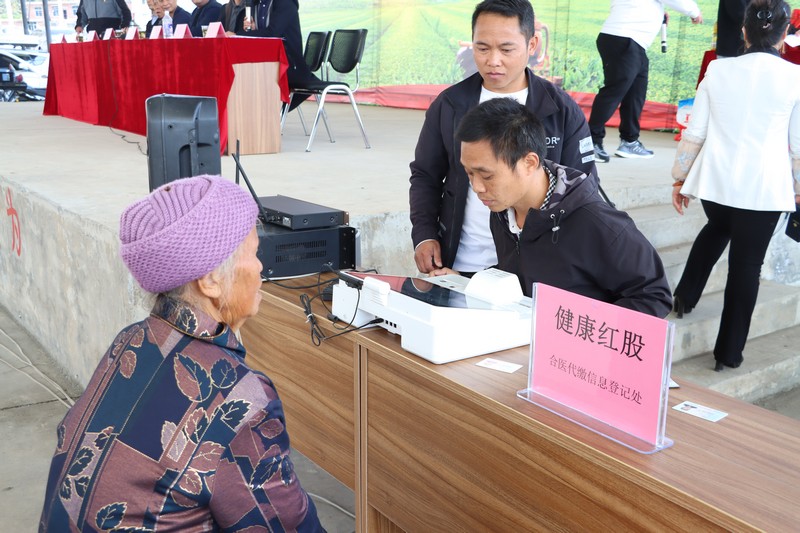 村里利用集体经济为为70余位80周岁以上的老人代缴了城乡居民基本医疗保险。