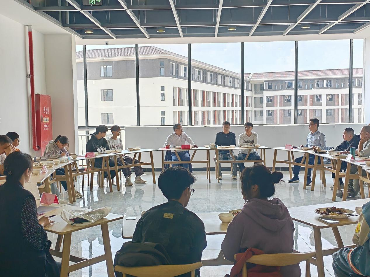 午餐会现场。