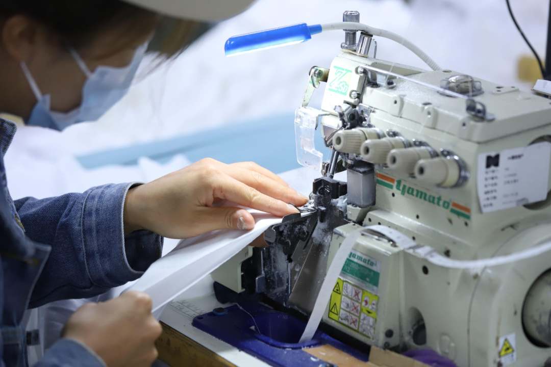  圖為工人縫制衣物。