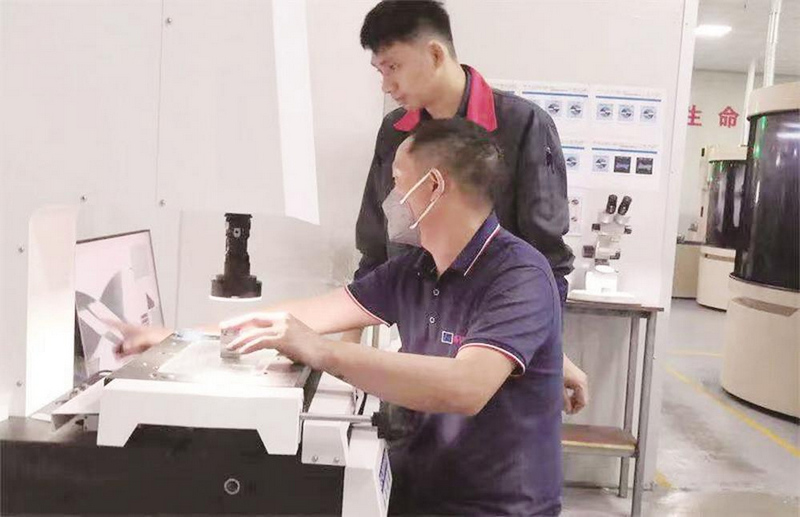员工正在测量钻咀参数。