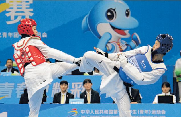 圖為10月28日晚，在南寧賽區舉行的跆拳道項目比賽中，貴陽選手申紫諾（右）贏得女子62公斤級金牌。