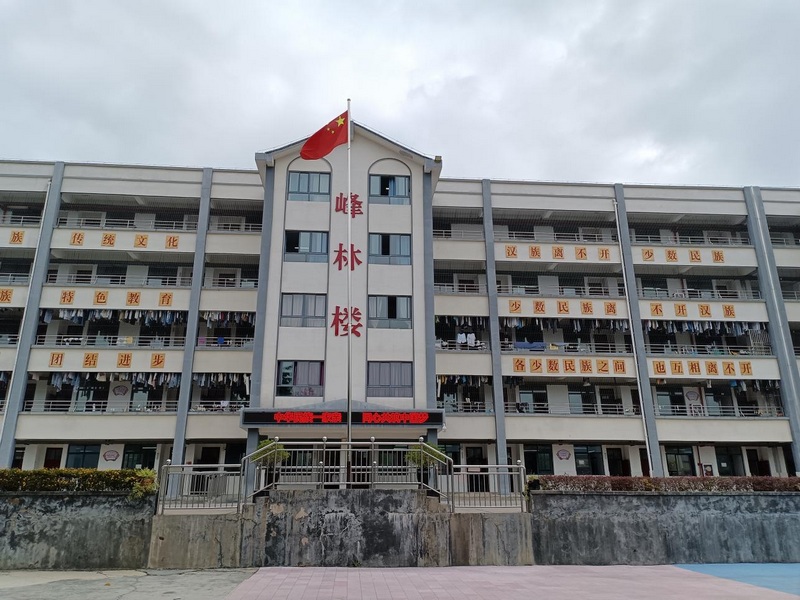 1、万峰林民族学校。陈湘飚 摄.jpg