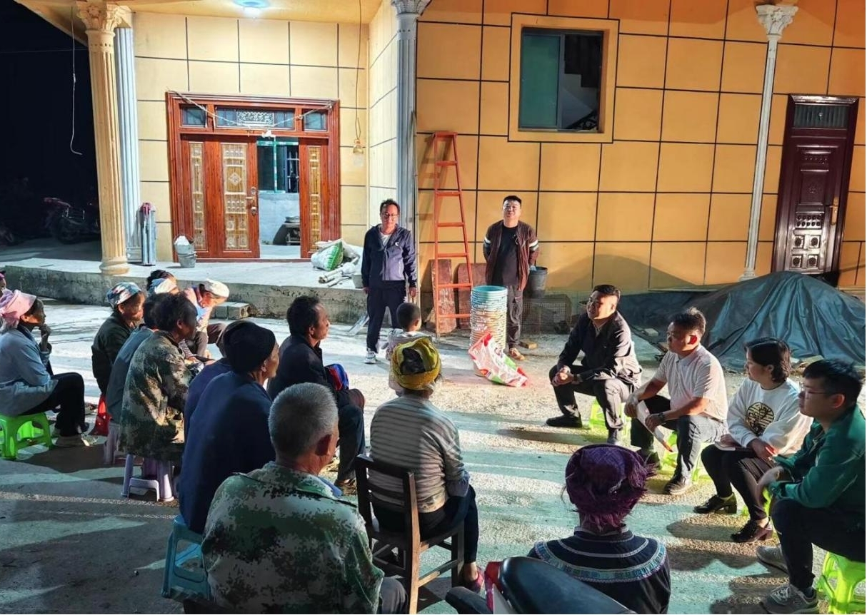 院坝议事会现场。