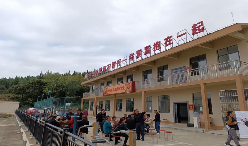 5、个民族欢聚一堂。陈湘飚摄.jpg