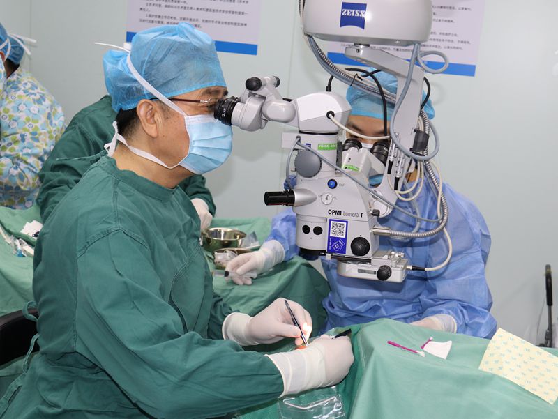 醫生正在做眼角膜手術。