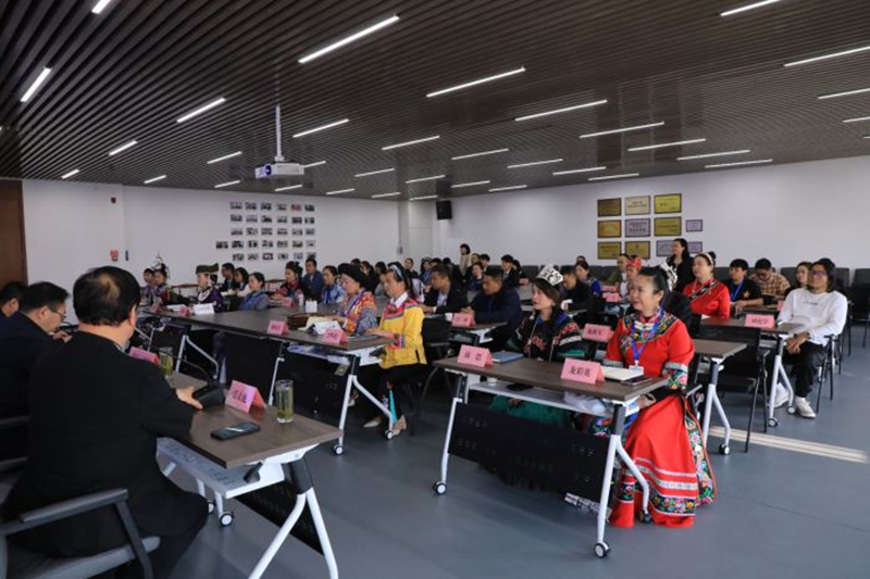 参训学员认真听讲。