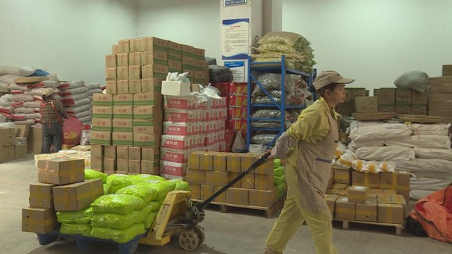 六枝特區電商物流產業園內工人正在運輸包裹。