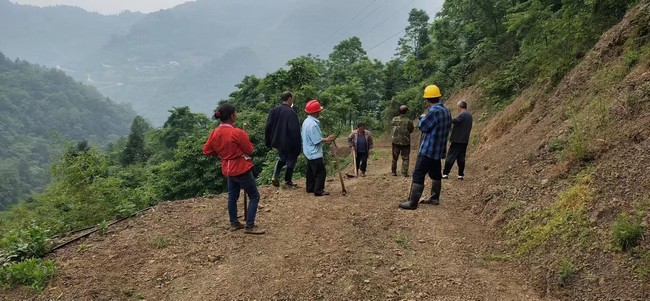 茅坡村村民参与道路硬化以工代赈项目工程务工。