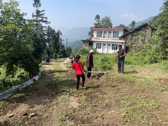 茅坡村村民参与道路硬化以工代赈项目工程务工。