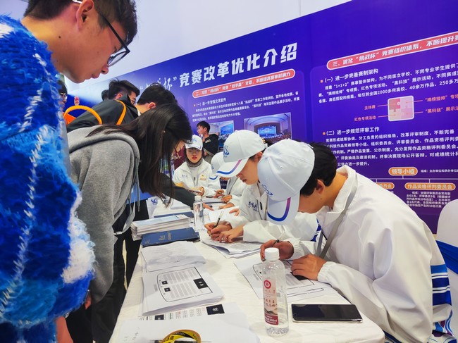 来自贵州大学等高校的青年志愿者为活动提供志愿服务。