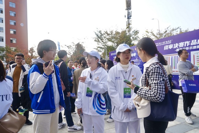 来自贵州大学等高校的青年志愿者为活动提供志愿服务。