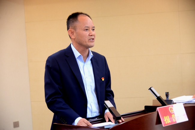 述职评议时，姚劲松回答清镇市人大常委会组成人员的提问。