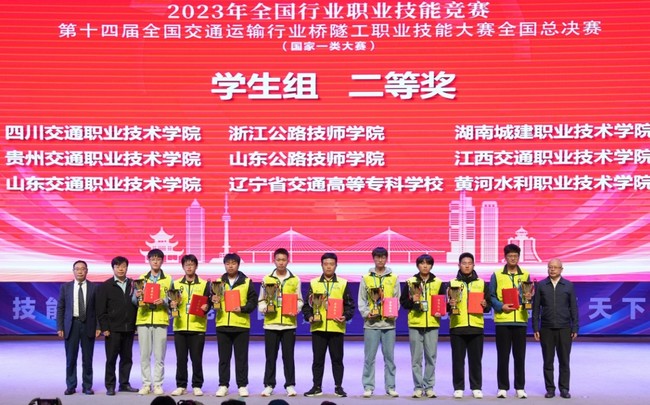 为获奖团队及选手颁奖。