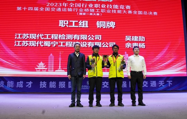 为获奖团队及选手颁奖。