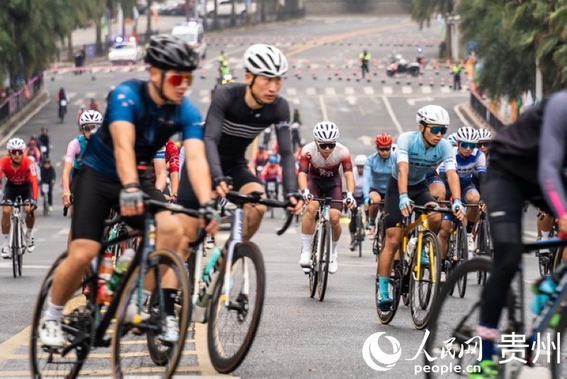 2023第七屆“多彩貴州”自行車聯賽總決賽男子公路精英組比賽現場。人民網記者 涂敏 攝