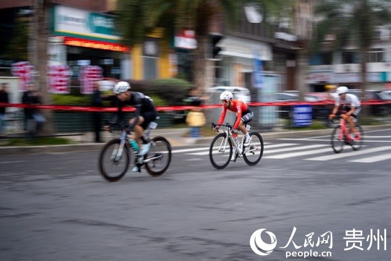 2023第七届“多彩贵州”自行车联赛总决赛男子公路精英组比赛现场。人民网记者 涂敏 摄