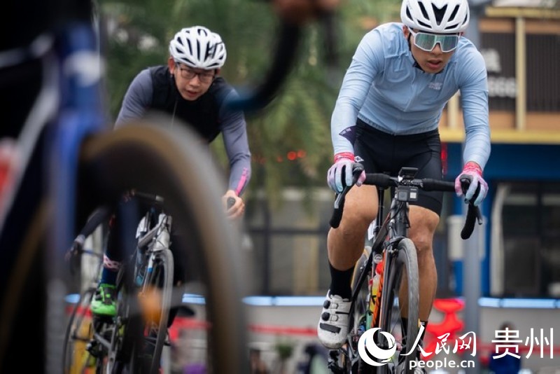 2023第七届“多彩贵州”自行车联赛总决赛男子公路精英组比赛现场。人民网记者 涂敏 摄