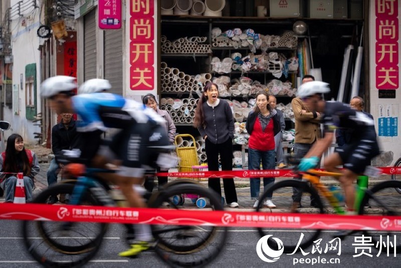 2023第七届“多彩贵州”自行车联赛总决赛男子公路精英组比赛现场，观众为运动员加油。人民网记者 涂敏 摄