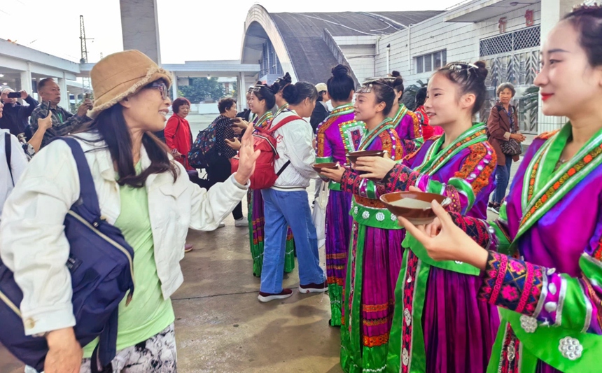 600余名广西游客乘坐“金秋银杏旅拍专列”抵达贵州省黔西南州