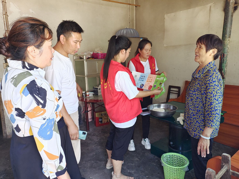 入户发放垃圾分类宣传手册。