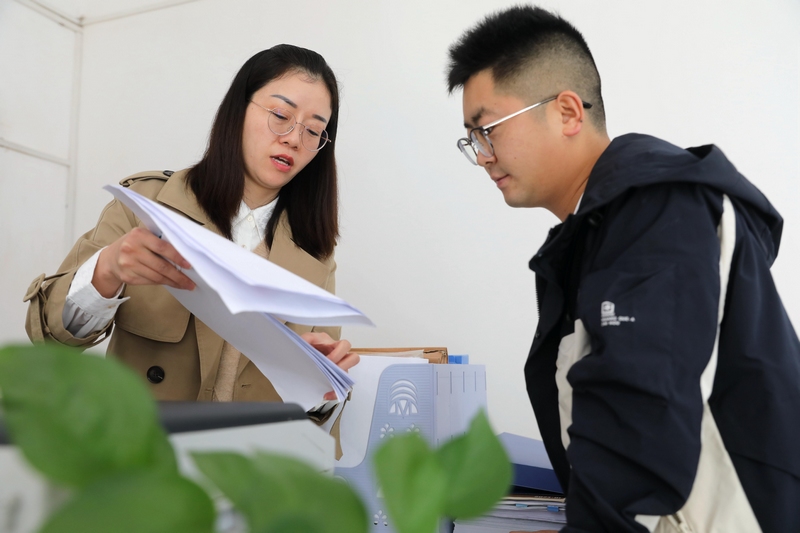工作人员向市民讲解公租房政策。
