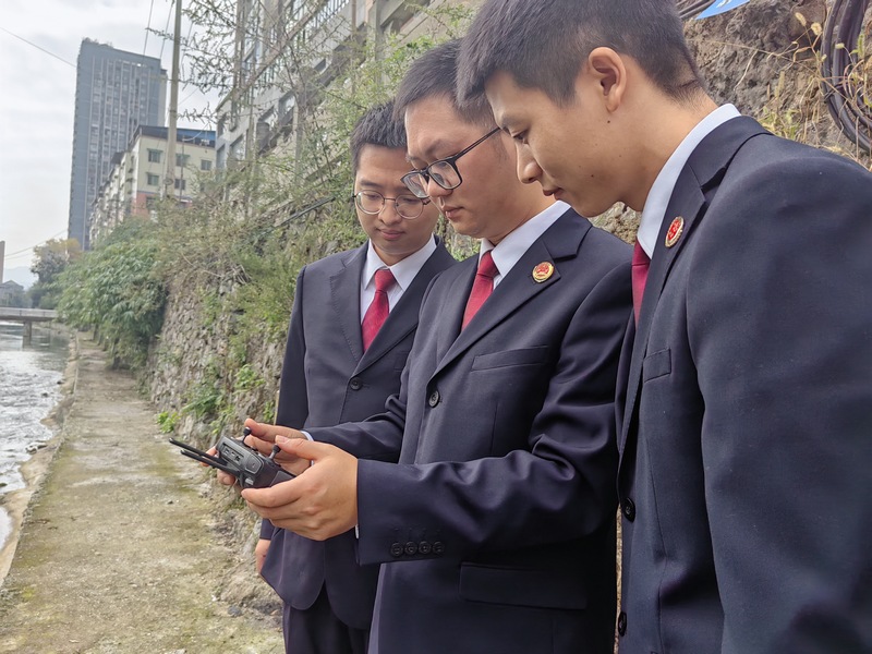 桐梓推行“河長＋檢察長”工作制，檢察院工作人員正用無人機開展巡河。