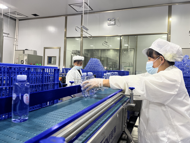 黔域一方水厂里工人正在忙碌。