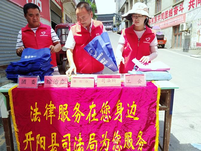 冯三镇利用赶场天发放“治风”宣传资料。