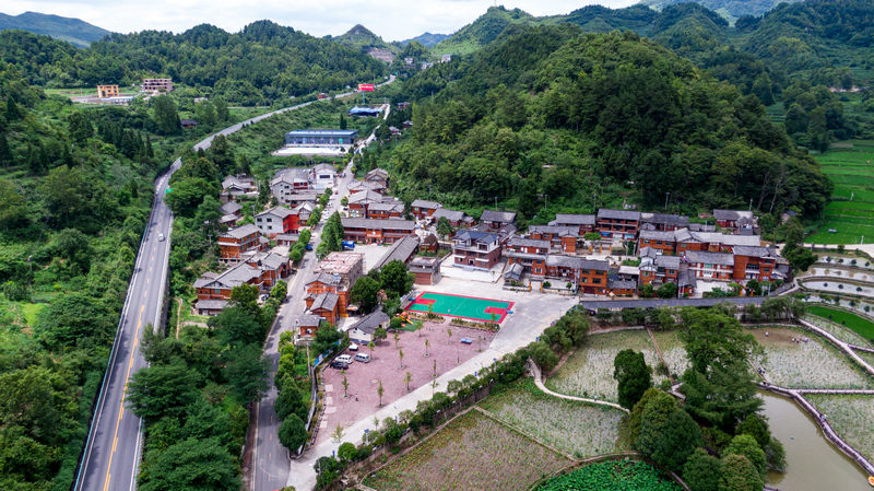 美丽的穿洞村。