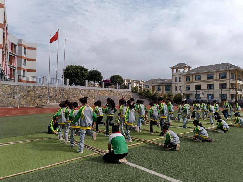 民族竹竿舞。陈湘飚摄