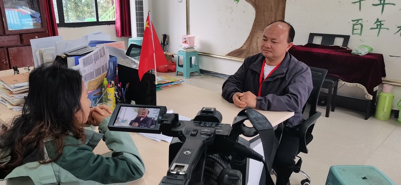 张俞接受媒体采访。