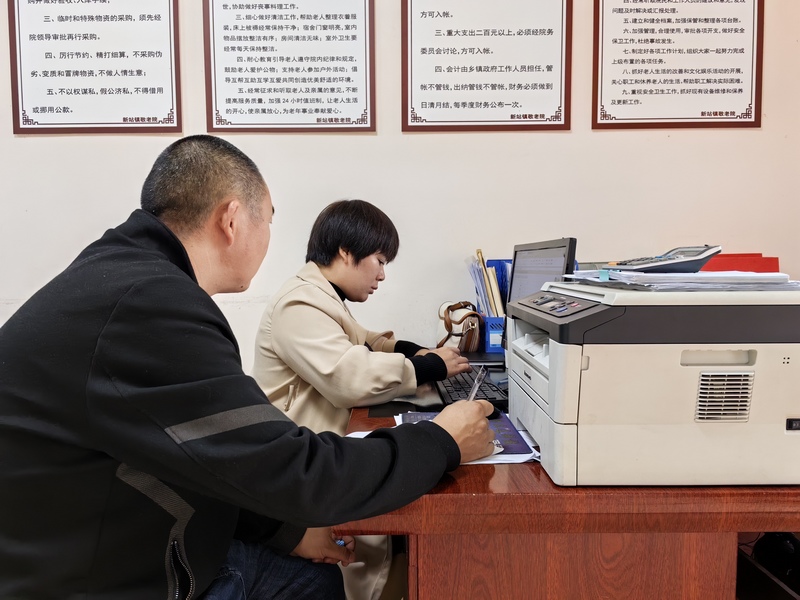 新站镇养老服务中心工作人员正在制订每日菜单。李甜甜摄