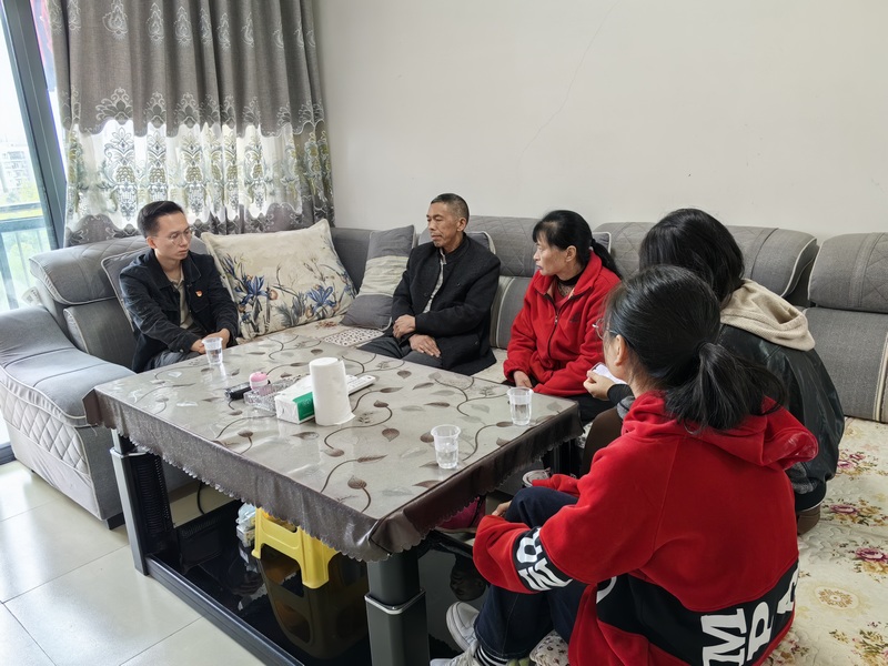 桐梓县燎原镇新河社区走访老人家庭。李甜甜摄