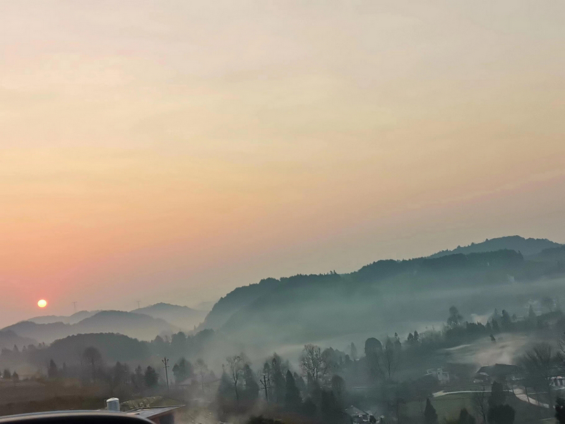云雾缭绕的田坎村。