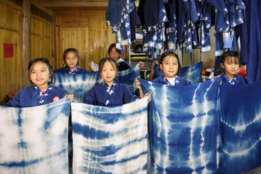 2023年11月7日，贵州省黔东南苗族侗族自治州施秉县马号镇黄古小学学生在展示自己的扎染作品。