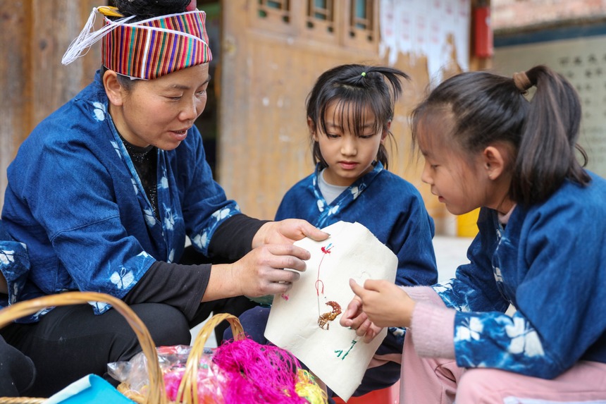 2023年11月7日，贵州省黔东南苗族侗族自治州施秉县马号镇黄古小学，非遗传承人万秀英在指导学生学习苗族刺绣。