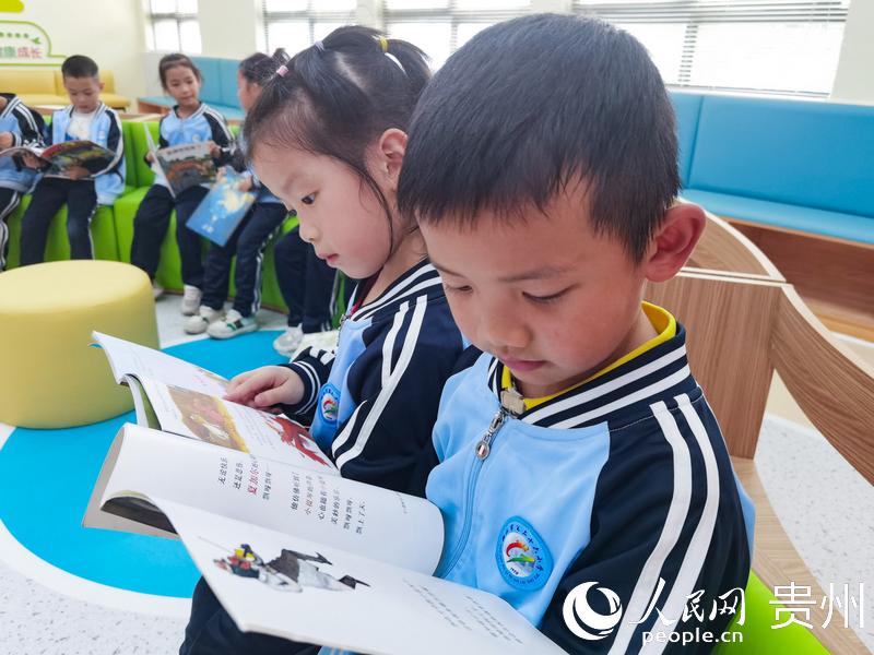 在铜仁市第二十六小学，孩子们正在“阳光书屋”内认真阅读。人民网 王秀芳摄