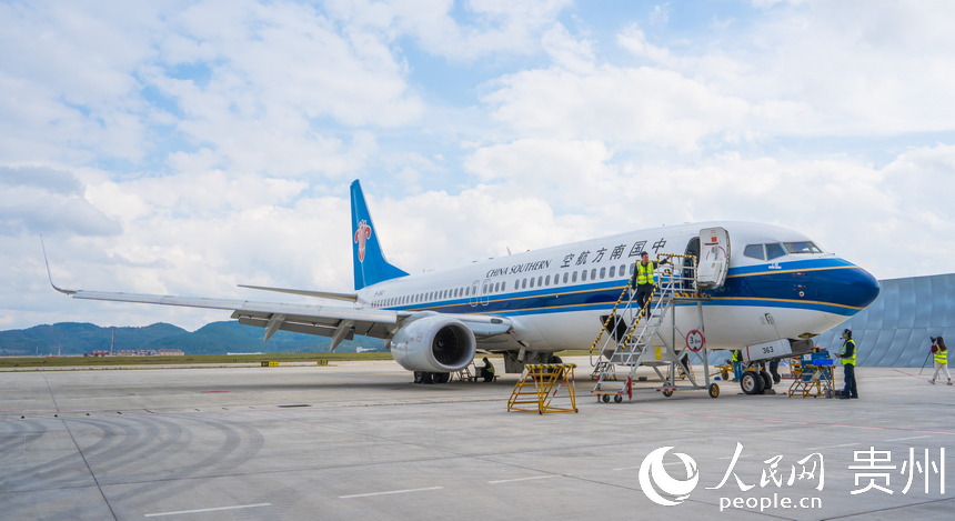 南航贵州公司对飞机开展C3检工作。人民网 阳茜摄