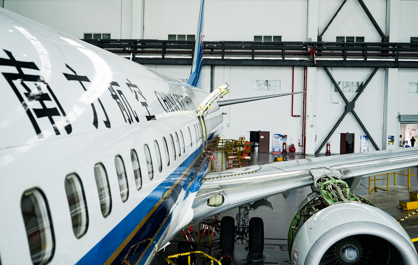 南航贵州公司对飞机开展C3检工作。图片由南航贵州提供