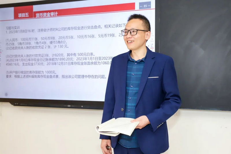 韦友明正在上课。
