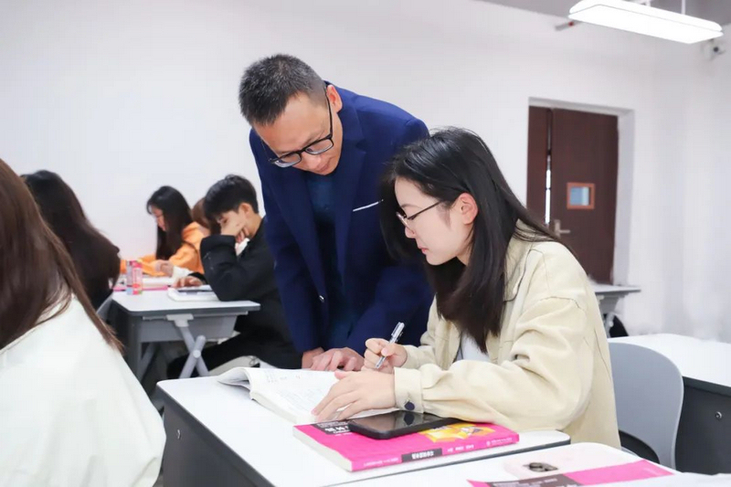 韦友明给学生讲解。